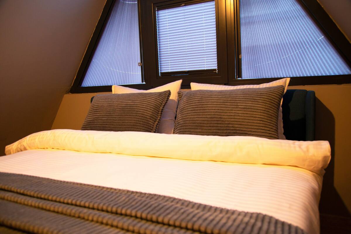 Memory-foam beds, minibar, desk, free WiFi