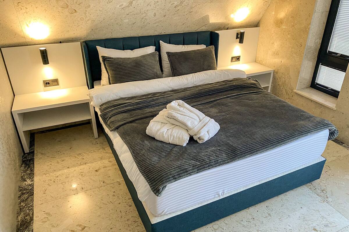 Memory-foam beds, minibar, desk, free WiFi