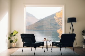 4 bedrooms, desk, laptop workspace, free WiFi - Polar Panorama Lodge (Senja)