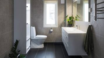 Villa – panorama | Bad | Hårføner, håndklær, såpe og sjampo