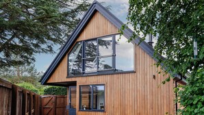 A modern two-story wooden house with large windows and a sloped roof. - 1 bedroom accommodation in Aboyne (Aboyne)