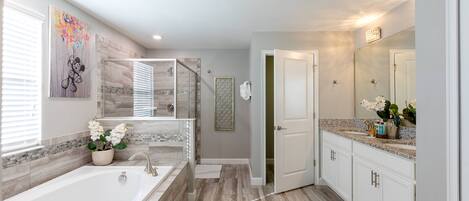Combined shower/bathtub, hair dryer, towels