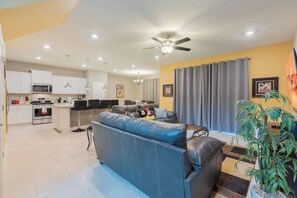 Een smart-tv en tafelvoetbal