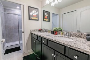 Combined shower/tub, hair dryer, towels - Spacious Home w/ Private Pool & GameRoom in Resort (Davenport)