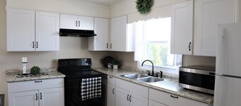 Cozy Family Sized Cottage in the Country! 15 minutes to Lancaster City!!