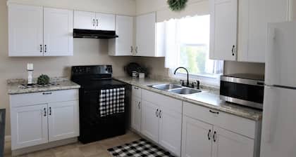 Cozy Family Sized Cottage in the Country! 15 minutes to Lancaster City!!