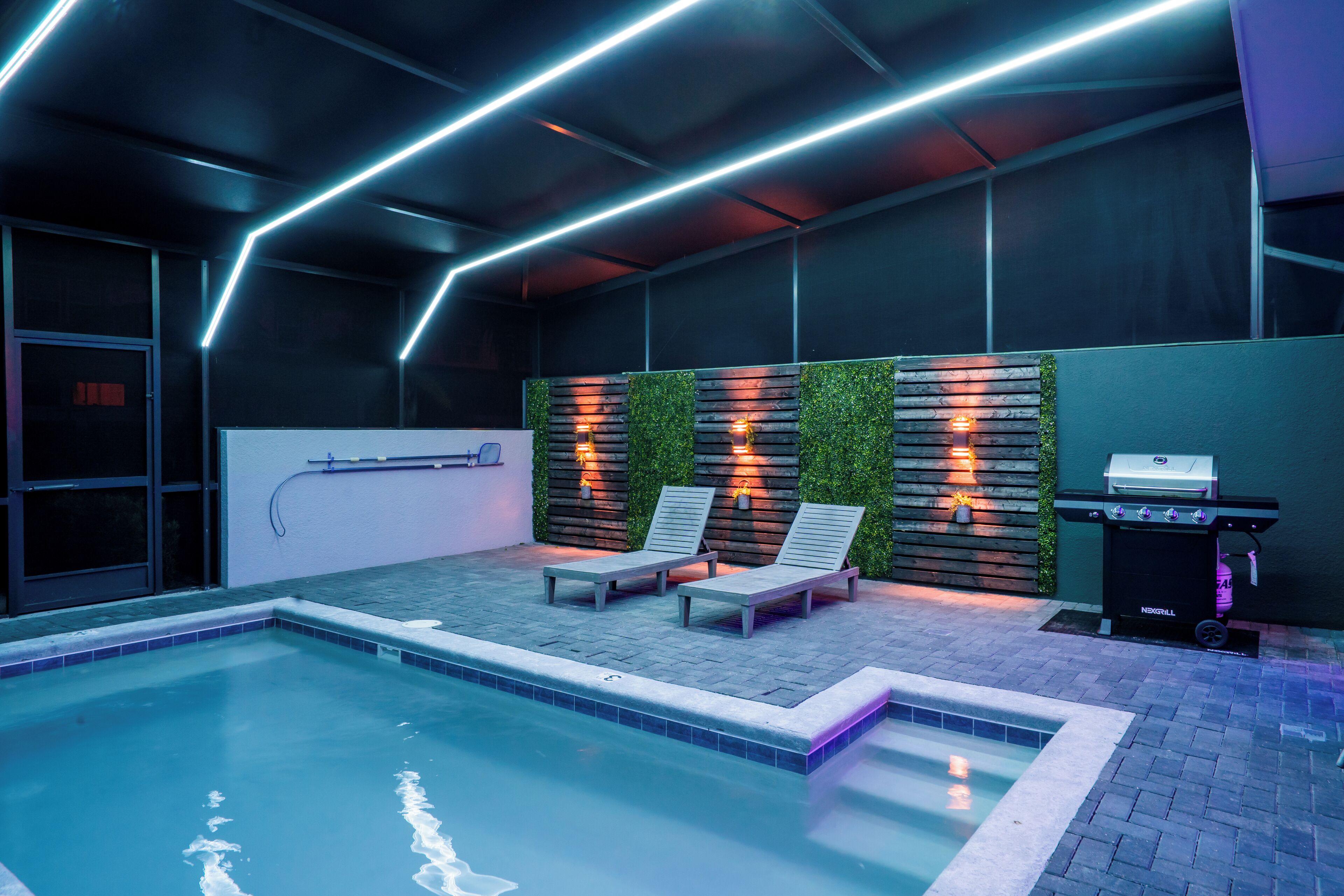 Utendørsbasseng og et oppvarmet basseng