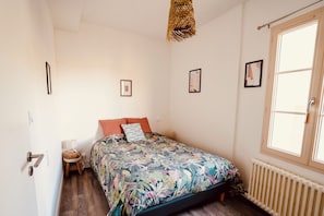 7 bedrooms, iron/ironing board, travel cot, Internet