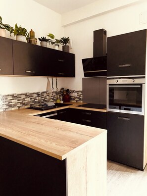 Een koelkast, een microgolfoven, een oven, een kookplaat