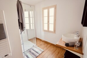 Douche, séchoir à cheveux, savon, shampooing