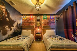 5 bedrooms, iron/ironing board, WiFi, bed sheets - Themed Home with Pool & Game Room in Resort 274511 (Davenport)