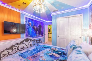 5 bedrooms, iron/ironing board, travel crib, WiFi - Marvelous Home Private With Pool and PS5 (Davenport)