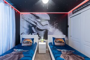 5 bedrooms, desk, iron/ironing board, free WiFi - Themed Home with Pool & Game Room in Resort (Davenport)