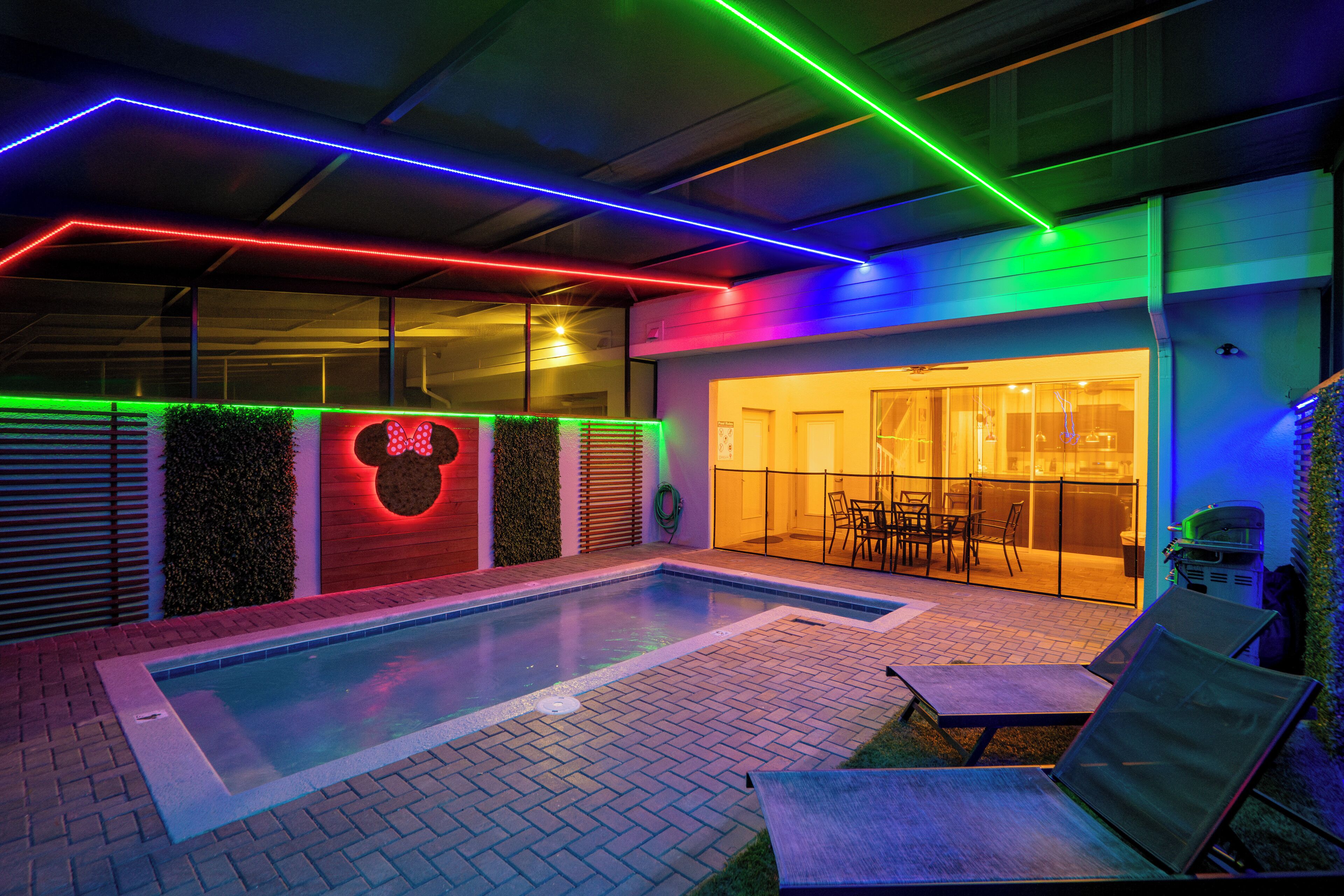 Utendørsbasseng og et oppvarmet basseng