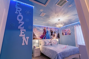 5 bedrooms, iron/ironing board, WiFi, bed sheets