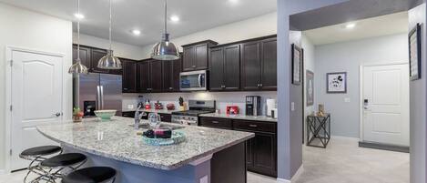 冷蔵庫、電子レンジ、オーブン、コンロ