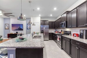 Fridge, microwave, oven, stovetop - Private Pool & Game Room in Resort with Clubhouse 374562 (Davenport)