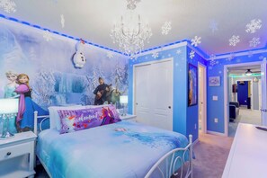 5 bedrooms, iron/ironing board, WiFi, bed sheets - Thematic House with Pool/Game Room/Clubhouse 274601! (Davenport)