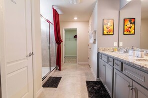 Combined shower/bathtub, hair dryer, towels - House with Private Pool & Game Room in Resort 273441 (Davenport)