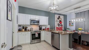 Frigorífic, microones, forn i placa de cuina