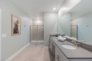 Ensemble baignoire-douche, séchoir à cheveux, serviettes fournies
