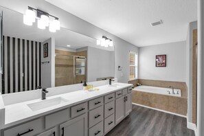 Combined shower/tub, hair dryer, towels
