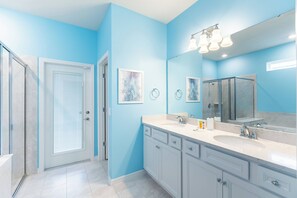 Combined shower/tub, hair dryer, towels