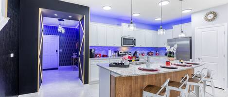 Refrigerador, microondas, horno, placa de cocina