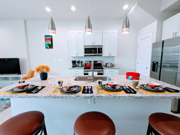 Réfrigérateur, four à micro-ondes, un four, surface de cuisson