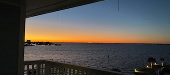 Stunning water views, walk to beach! 2 bed, 2 bath, condo on the Bogue sound.