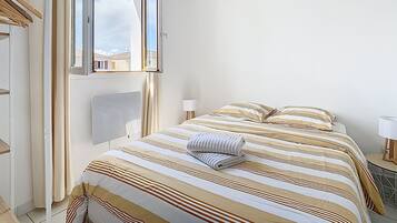 2 bedrooms, iron/ironing board, WiFi