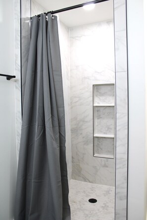 Shower, hair dryer, towels, soap - Charming House in Brooklet (Brooklet)