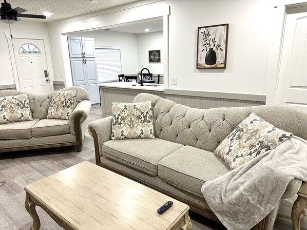 Smart TV, fireplace, books - Charming House in Brooklet (Brooklet)