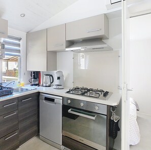 Refrigerador, microondas, horno, placa de cocina