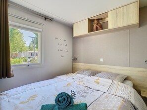 3 slaapkamers, reisbedje