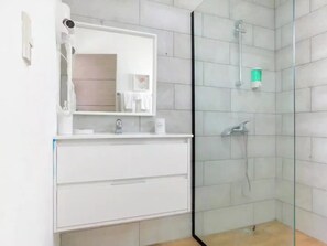 Dusche, Haartrockner, Handtücher, Seife