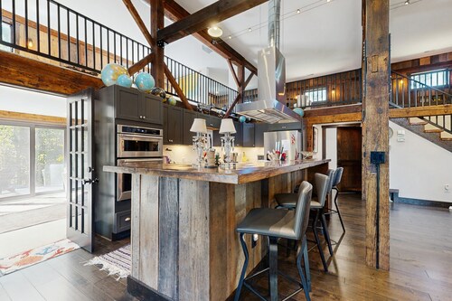 Historic charmer with open interior, & large patio - dog-friendly