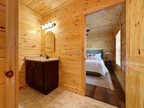 4 bedrooms, desk, iron/ironing board, free WiFi