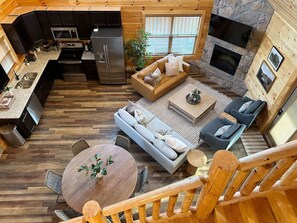 Smart-tv, eldstad, tv-spel och bordsfotboll