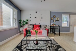 Living area - Gleaming Escapade with ShelICrestCorp Apt 105 (Memphis)