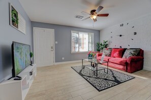 Living area - Gleaming Escapade with ShelICrestCorp Apt 105 (Memphis)