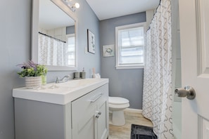 Hair dryer, towels - Gleaming Escapade with ShelICrestCorp Apt 105 (Memphis)
