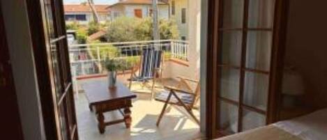 2 bedrooms, desk, iron/ironing board, WiFi