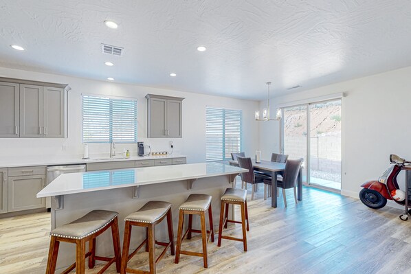 Réfrigérateur, four à micro-ondes, un four, surface de cuisson