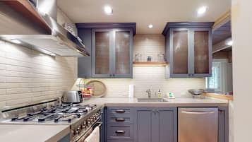 Réfrigérateur, four, plaque de cuisson, lave-vaisselle