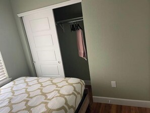 3 bedrooms, iron/ironing board, free WiFi, bed sheets - Walkout basement and easy access to I-70 and DIA (Denver)