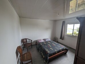 4 habitaciones, tabla de planchar con plancha, wifi y ropa de cama 