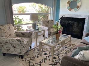 Smart TV - Private updated house with heated pool! Canal frontage for boats and gulf access (Cape Coral)