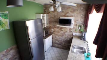 Fridge, microwave, oven, coffee/tea maker