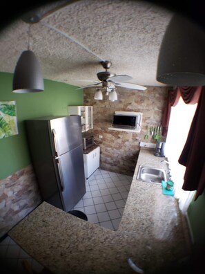 Kühlschrank, Mikrowelle, Ofen, Wasserkocher mit Kaffee-/Teezubehör